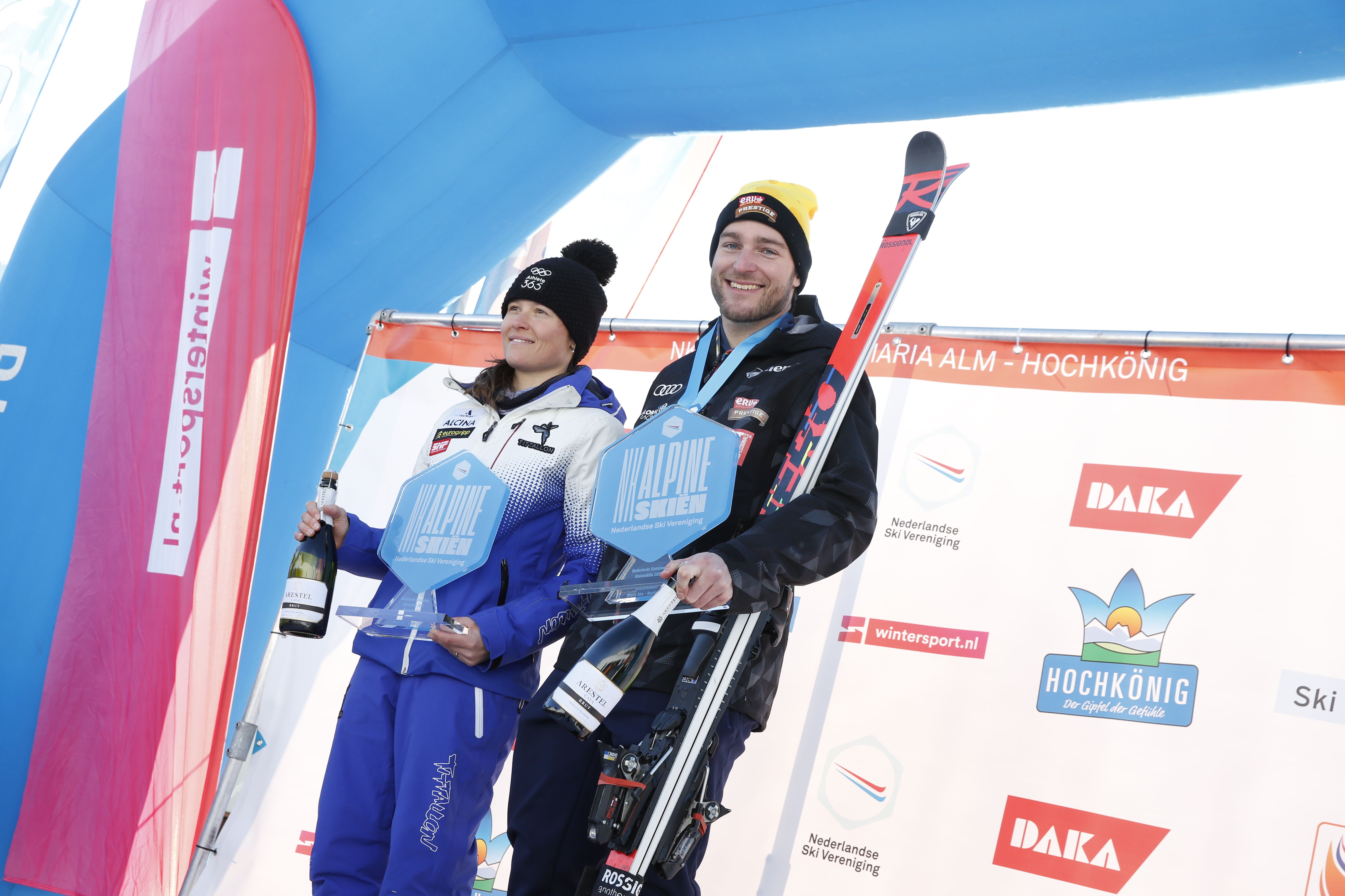 Adriana Jelinkova en Maarten Meiners op het podium van het NK reuzenslalom in 2022.